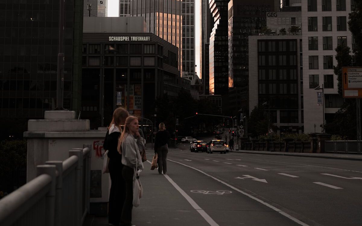 Straße im europäischen Bankenviertel am Abend